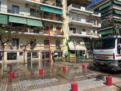 Καθαρισμός σε πλατείες της Καλαμάτας