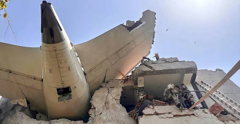 Συντριβή αεροπλάνου της Air India: &quot;Είδα ανθρώπους να πεθαίνουν μπροστά στα μάτια μου&quot;, δηλώνει ο μοναδικός επιζήσας