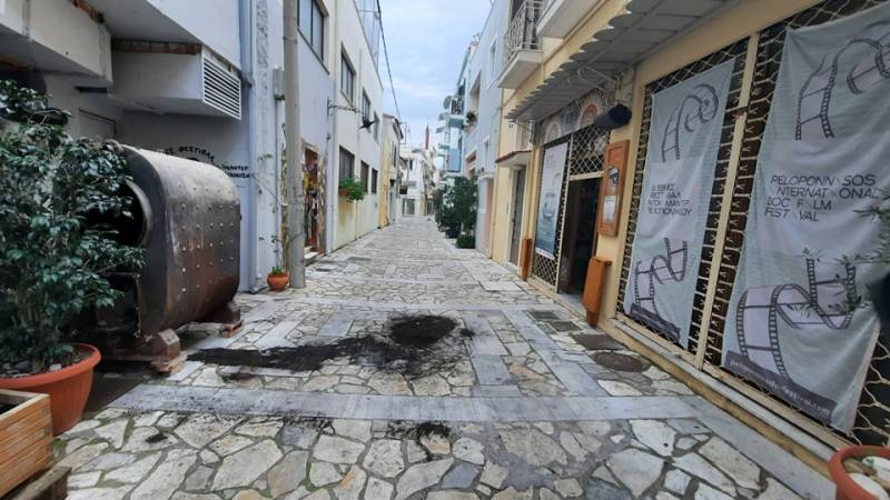 Γεμίζει τον πεζόδρομο καρβουνόσκονη