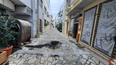 Γεμίζει τον πεζόδρομο καρβουνόσκονη
