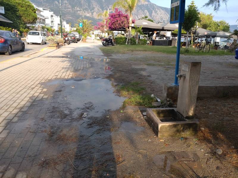 Μόνιμη… λίμνη στη Ναυαρίνου