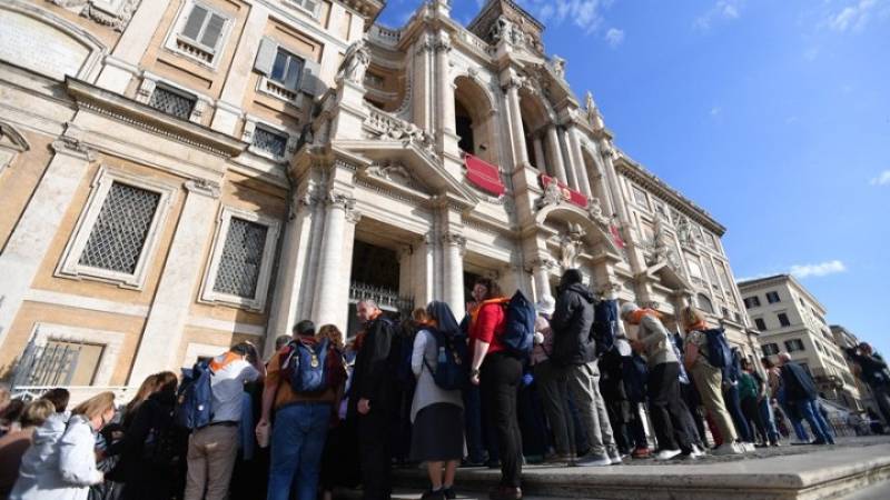 Κοσμοσυρροή για το λαϊκό προσκύνημα στον τάφο του Πάπα Φραγκίσκου