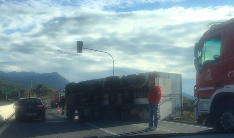 Ανατροπή νταλίκας στον αυτοκινητόδρομο κοντά στη γέφυρα της Τσακώνας