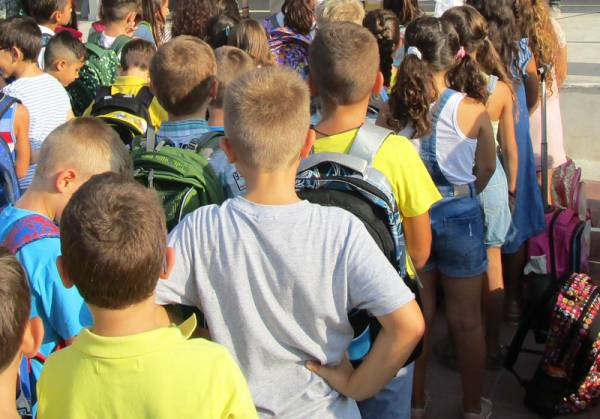 Τροχονόμοι διανέμουν φυλλάδια σε σχολεία 
