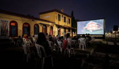 Ένας πλανόδιος κινηματογράφος που λειτουργεί με ηλιακή ενέργεια