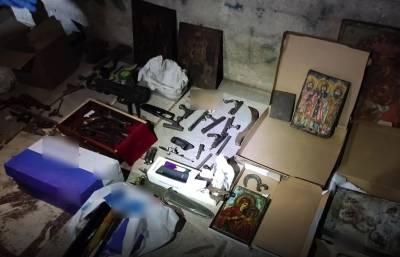 Oπλα, πυρομαχικά και... εικόνες σε κάδο απορριμμάτων στην Καισαριανή (βίντεο)