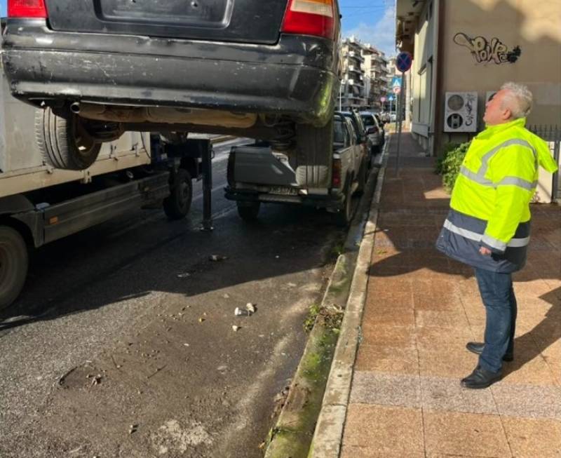 Συνεχίζεται η απομάκρυνση εγκαταλελειμμένων οχημάτων από σημεία της Καλαμάτας