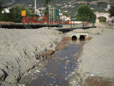 Καφετιά η θάλασσα στην Καλαμάτα από δοκιμή σε αγωγό ομβρίων