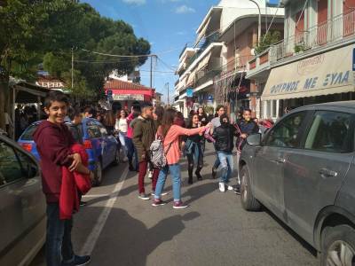 Μαθητές γιορτάζουν την έναρξη του καρναβαλιού στη Μεσσήνη (βίντεο)