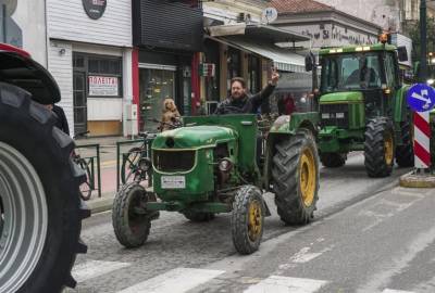 Στους δρόμους αγρότες και κτηνοτρόφοι (Βίντεο)