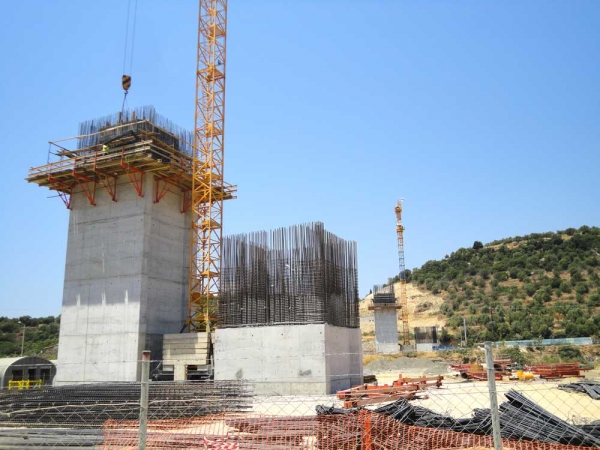 Υψώνονται τα μεσόβαθρα της γέφυρας του Νέδοντα 