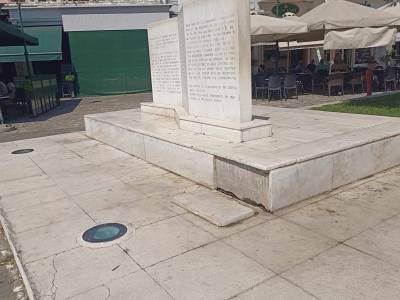 Ξεκόλλησε η πλάκα