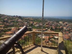 Πέταξαν το προστατευτικό συρματόπλεγμα από το Κάστρο Κυπαρισσίας