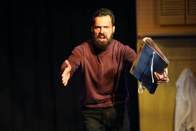 Η υπόθεση Κοεμτζή στη θεατρική σκηνή - Ο Κ. Κιμούλης σκηνοθετεί έναν μονόλογο