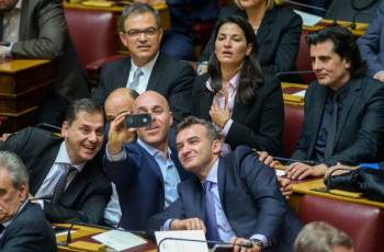 Το νέο αίμα της Βουλής και η μανία με τις selfie φωτογραφίες