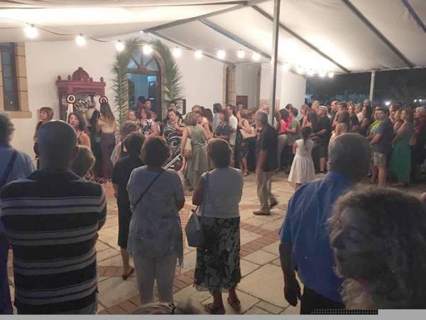Πλήθος κόσμου στο εκκλησάκι της Παναγίας της Αγριλιώτισσας