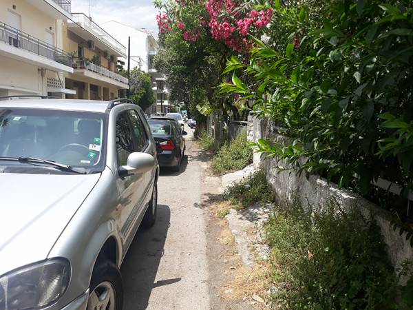 Δεν υπάρχει πεζοδρόμιο