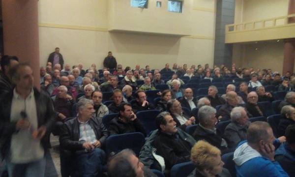 Συγκέντρωση 250 αγροτών στη Χώρα για τους δασικούς χάρτες 