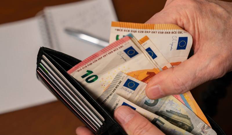 Σε ισχύ από σήμερα η νέα αύξηση στον κατώτατο μισθό στα 920 ευρώ