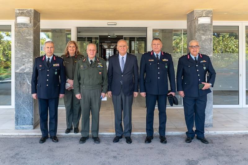 Επίσκεψη Λαμπρόπουλου στο 401 Γενικό Στρατιωτικό Νοσοκομείο Αθηνών