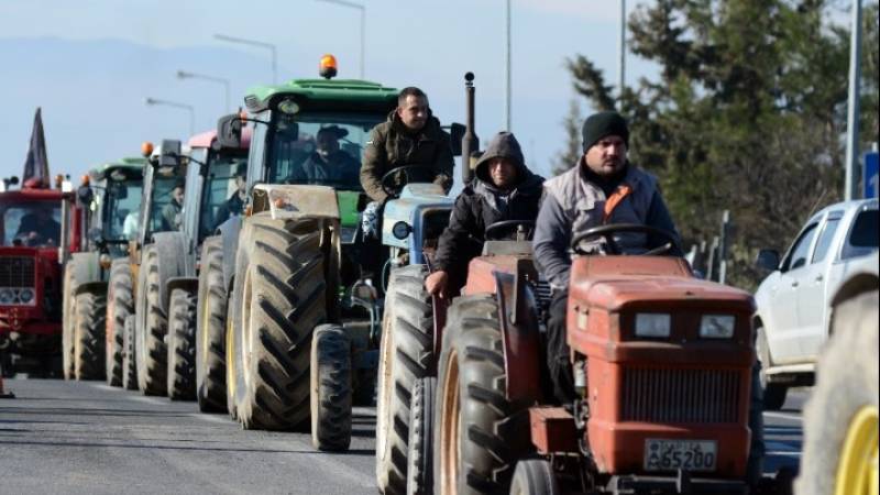 Κλιμακώνουν τις κινητοποιήσεις τους οι αγρότες της Θεσσαλίας (βίντεο)