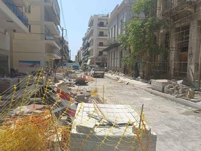 Καλαμάτα: "Τρέχουν" και πάλι οι εργασίες ανάπλασης στο κέντρο - Η εικόνα ομορφαίνει, η στάθμευση... χωλαίνει