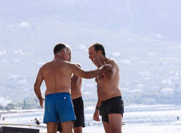 Μπάνιο στην... τυχερή Καλαμάτα έκανε ο Στ. Θεοδωράκης