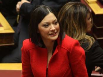 Παραιτείται η Νάντια Γιαννακοπούλου για να βάλει υποψηφιότητα