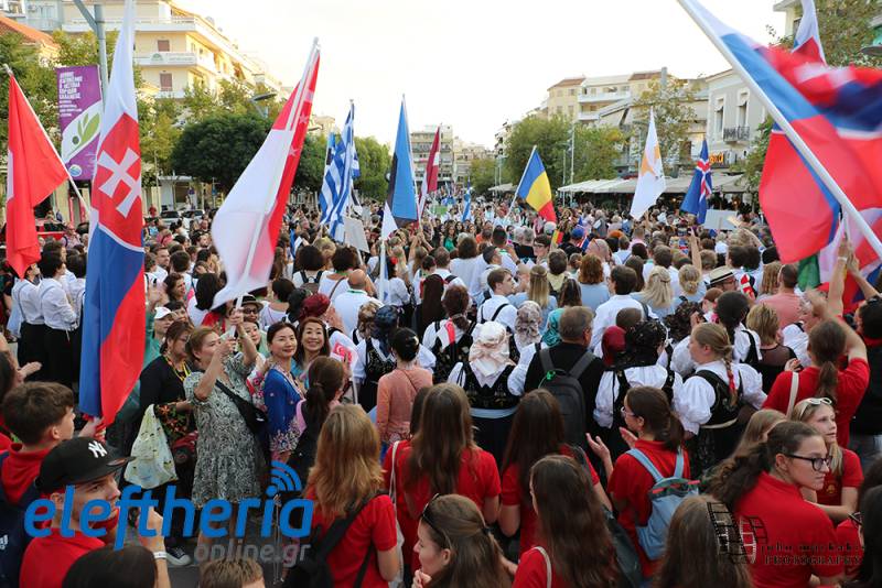 Καλαμάτα: Εντυπωσιακή παρέλαση στη λήξη του 5ου Διεθνούς Φεστιβάλ Χορωδιών (βίντεο-φωτογραφίες)
