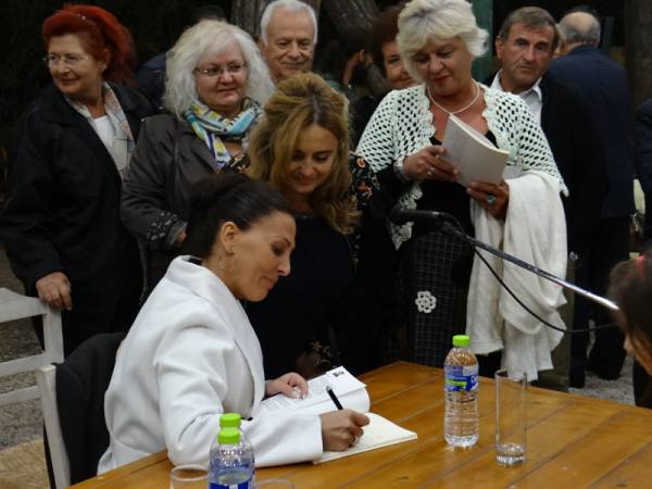 Παρουσιάστηκε το βιβλίο "Πλασμένοι από θάλασσα" της Στέβης Σαμέλη στην Καλαμάτα