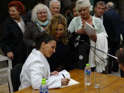 Παρουσιάστηκε το βιβλίο "Πλασμένοι από θάλασσα" της Στέβης Σαμέλη στην Καλαμάτα