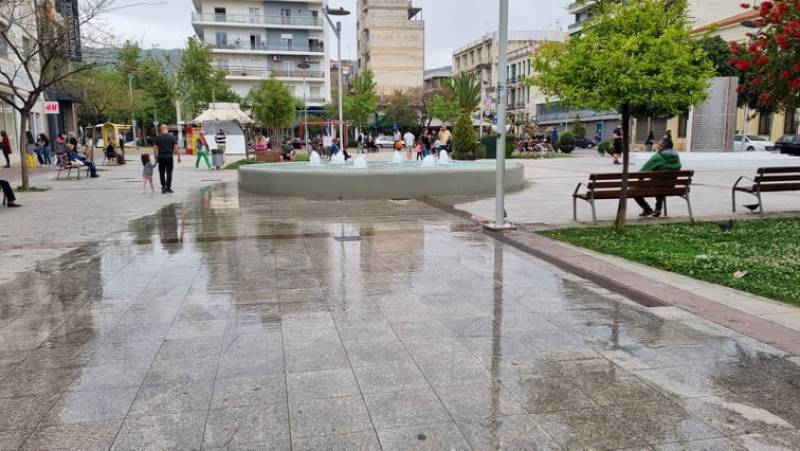 Καλαμάτα: Ξεχείλισε το βόρειο συντριβάνι στην κεντρική πλατεία Καλαμάτας