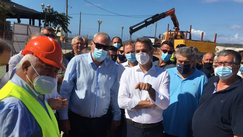 Στο λιμάνι του Μαράθου και σε θερμοκήπια στο Λαγκούβαρδο ο Κυρ. Μητσοτάκης (βίντεο)