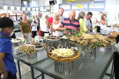 Τουρίστες δοκίμασαν λάδι στο αεροδρόμιο «Καπετάν Βασίλης Κωνσταντακόπουλος» (φωτογραφίες - βίντεο)