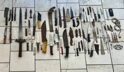 Λαμία: Πάνω από 70 μαχαίρια και μπαλτάδες κατείχε ο δράστης της δολοφονίας (βίντεο)