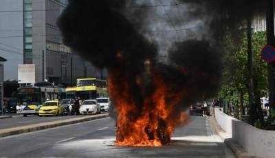 Φωτιά σε αυτοκίνητο στη Συγγρού - Γλίτωσαν τελευταία στιγμή ζευγάρι με παιδί