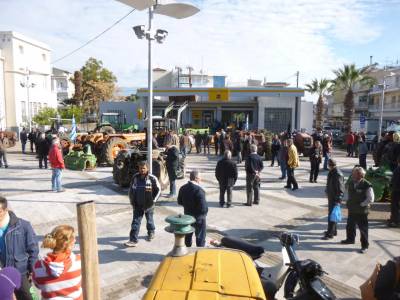 Με τα τρακτέρ στην πλατεία της Μεσσήνης οι αγρότες (βίντεο-φωτογραφίες)