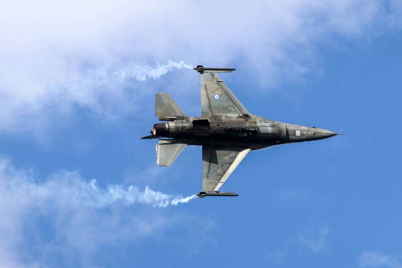 Μαχητικά αεροσκάφη F-16 πάνω από πόλεις της Πελοποννήσου για την 25η Μαρτίου
