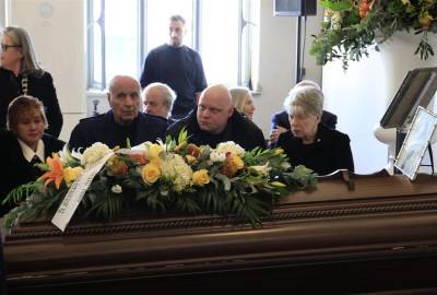 Σε κλίμα συγκίνησης η κηδεία της Σύλβας Ακρίτα (βίντεο)