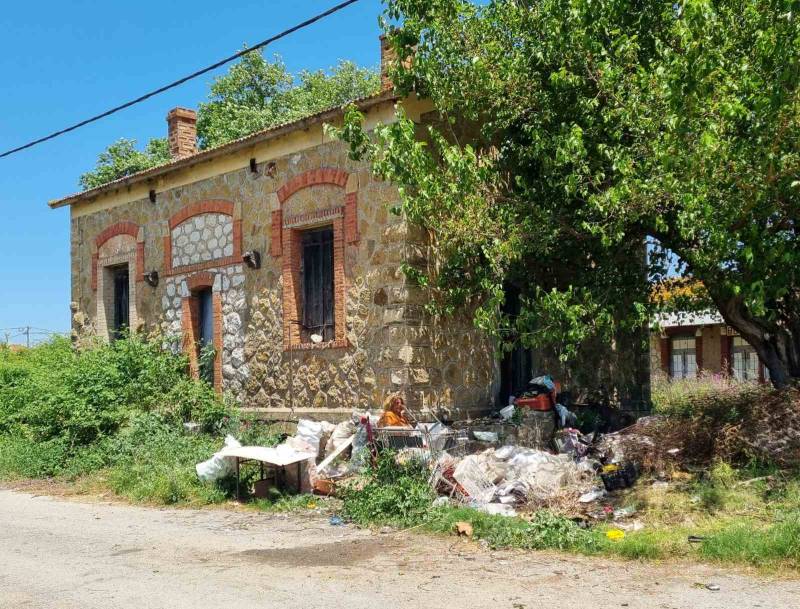 Τέσσερις άστεγοι ζουν σε άθλιες συνθήκες στη Θουρία