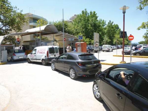 Ουρές στη δοκιμή του αυτόματου συστήματος στα πάρκινγκ του Νέδοντα