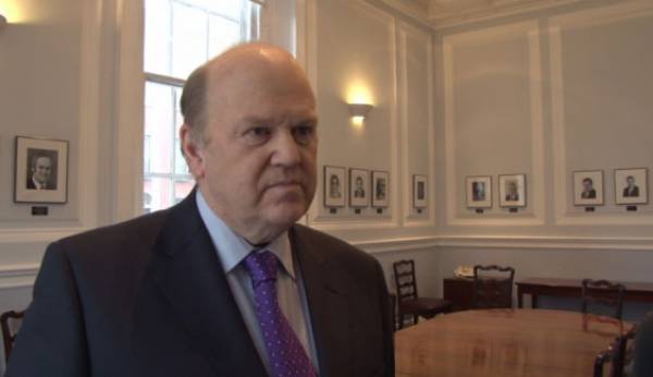 "Πηγαίνουμε σε αχαρτογράφητα νερά" δηλώνει ο ΥΠΟΙΚ της Ιρλανδίας