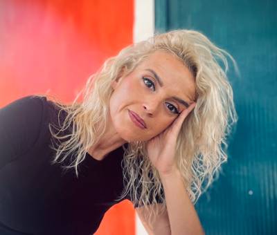 Η Ελένη Ευταξοπούλου στην «Ε» για την παράσταση του Θ.Ε.Μ.: «Ιδιαίτερος είναι αυτός που ξεχωρίζει από τη μάζα»