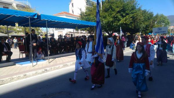 Χωρίς προβλήματα η παρέλαση της 25ης Μαρτίου στην Καλαμάτα (βίντεο-φωτογραφίες)