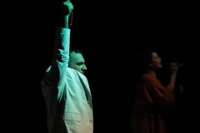 «Συν Ένα Μιχάλης Τούμπουρος»: Πρεμιέρα για την παράσταση “Μεγαλώνοντας τον Εντι”