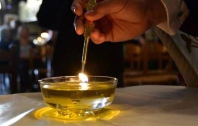 Πάτρα: Ιερέας δεν μύρωσε γυναίκα επειδή φορούσε παντελόνι