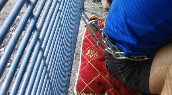 Γυναίκες έχουν αλυσοδεθεί έξω από το εργοστάσιο στις Σκουριές