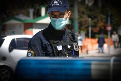 Τρεις συλλήψεις, 57 παραβάσεις καταστημάτων, 344 για μετακίνηση και 1.518 για μη χρήση μάσκας