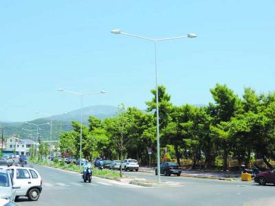 Καλαμάτα: Αναψαν τα φώτα στην Αρτέμιδος