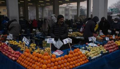 Κόβουν το κρέας και σταματούν να χρησιμοποιούν τα ΙΧ τους οι Τούρκοι